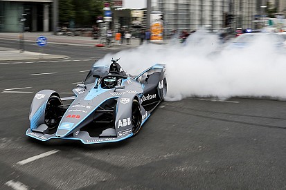 Fotogallery: Rosberg sulla nuova vettura di F.E