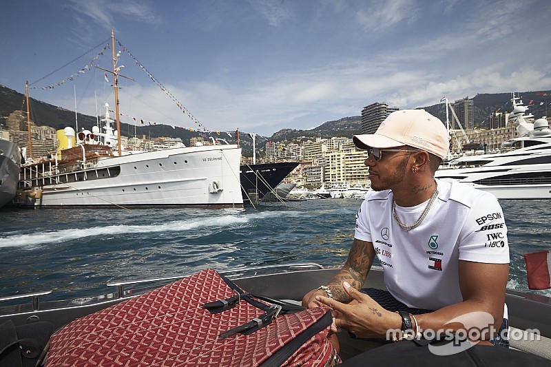 Hamilton a méregdrága szuperautója tetején pózol Monacóban