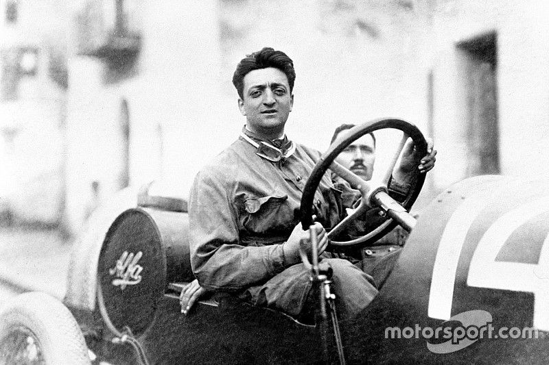 Enzo Ferrari con el mecánico Michele Conti, Alfa Romeo 20-40 HP en 1920