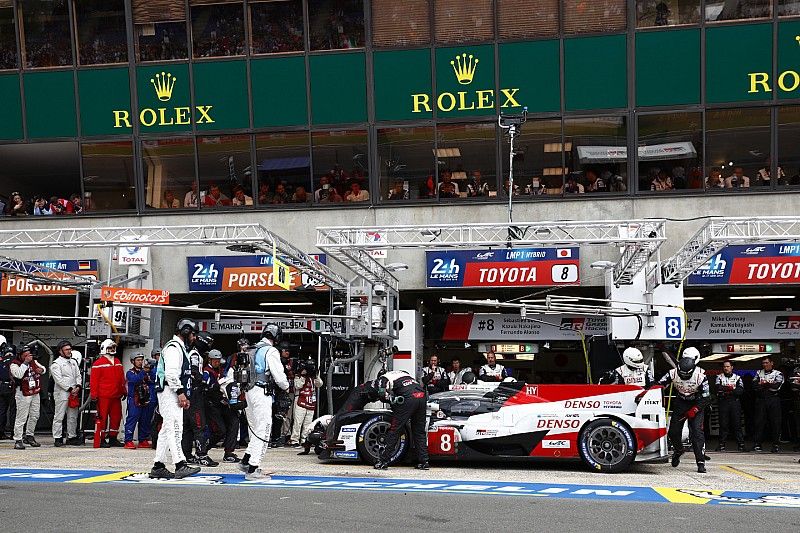 #8 Toyota Gazoo Racing Toyota TS050: Kazuki Nakajima pit stop