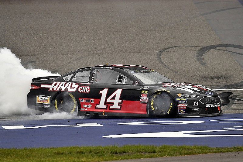 Il vincitore Clint Bowyer, Stewart-Haas Racing, Chevrolet Camaro Haas 30 Years of the VF1