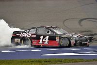 Clint Bowyer vince in Michigan prima della pioggia nella tripletta Stewart-Haas