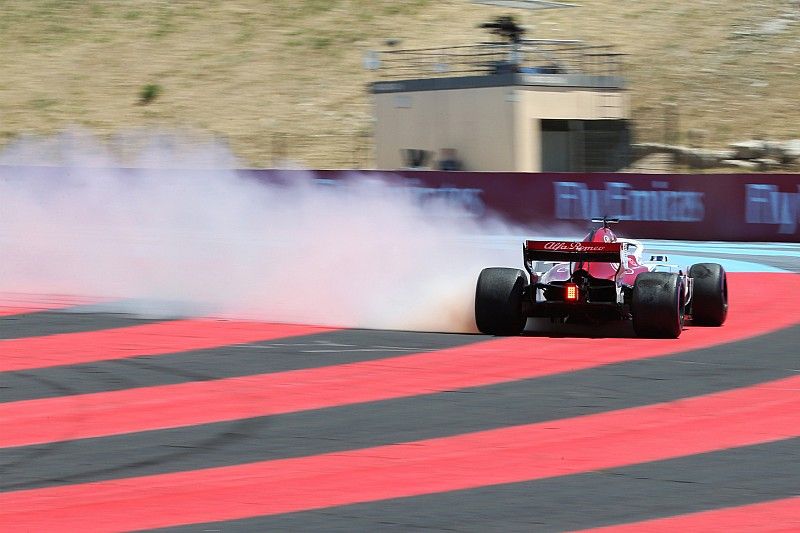 Marcus Ericsson, Sauber C37 crashes in FP1 and catches fire