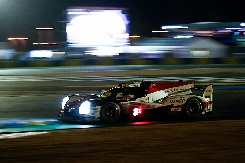 Le Mans 24 Saat - 12. Saat: #8 Toyota, Alonso ile farkı kapatıyor
