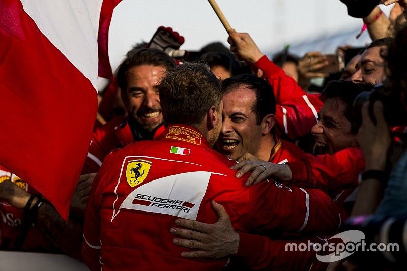 Sebastian Vettel, Ferrari celebra en el Parc Ferme con su equipo