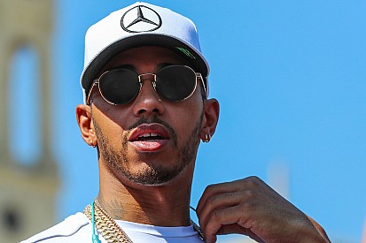 Un fan attacca FIA, Ferrari e Vettel: Hamilton gli mette un like!