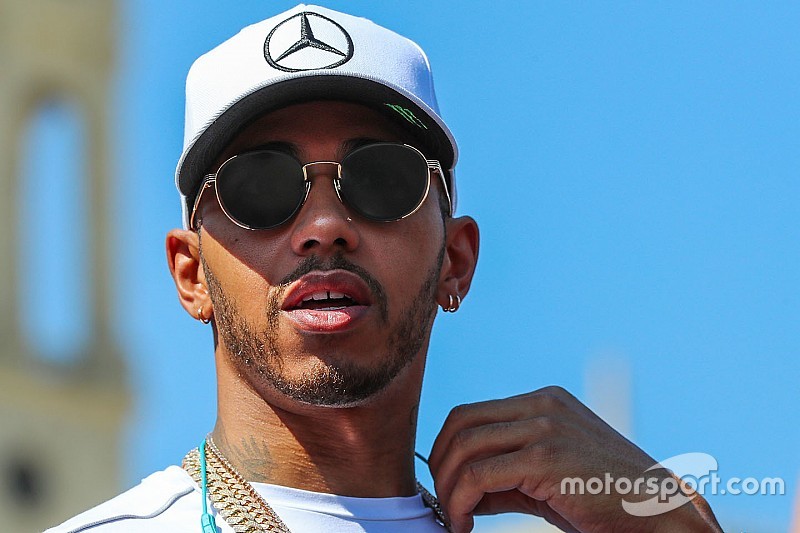 Un fan attacca FIA, Ferrari e Vettel: Hamilton gli mette un like!