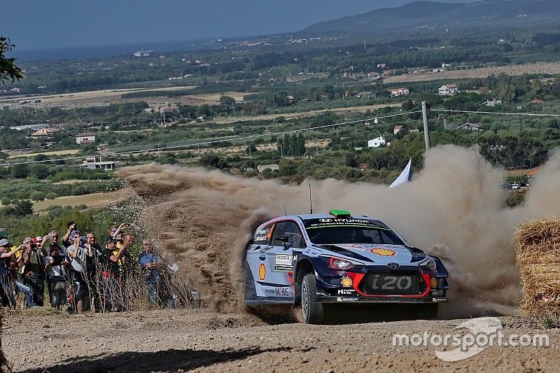 İtalya WRC: Meeke kaza yaptı, Paddon liderliğe yükseldi