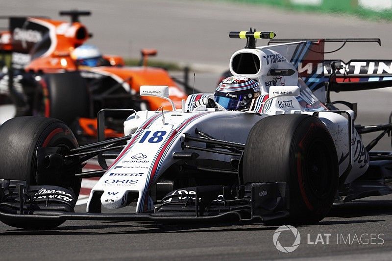 Lance Stroll, Williams FW40, Fernando Alonso, McLaren MCL32