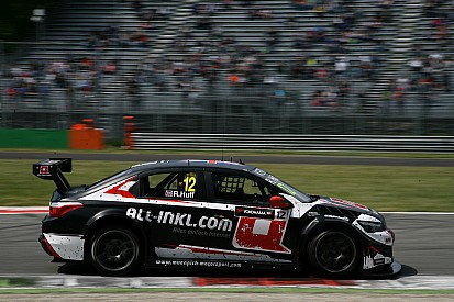 WTCC Hongarije: Huff aan kop in natte eerste vrije training