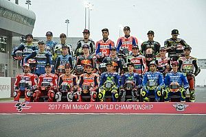 La parrilla de MotoGP posa al completo para la foto oficial
