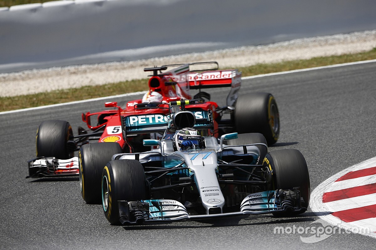 Vettel „cikázó” manővere Bottas ellen: a füvet csípve előzött a Ferrarival (videó)