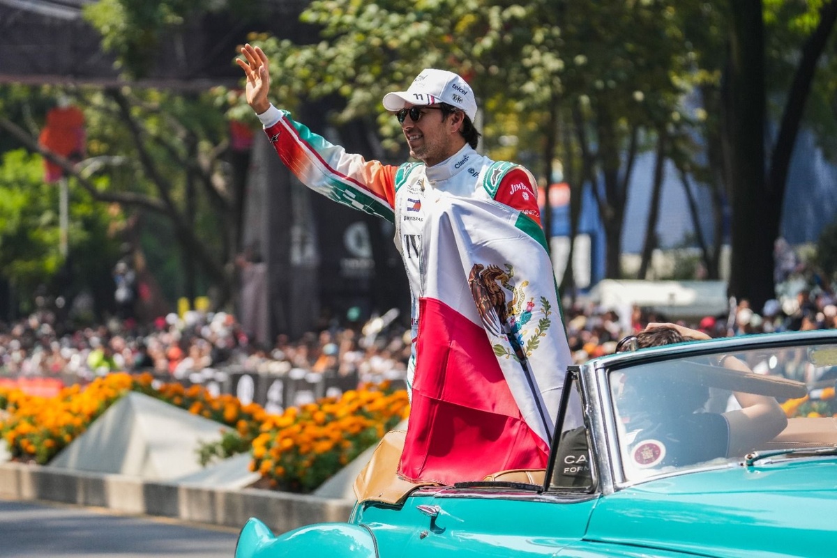 Galería: La exhibición de Checo Pérez y su traje especial para el GP de México 2026