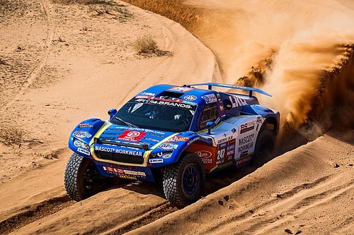 Kolizja motocyklisty i samochodu na Dakarze