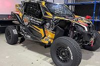 Gerard Farr&eacute;s y su coche de Goku para el Rally Dakar 2024