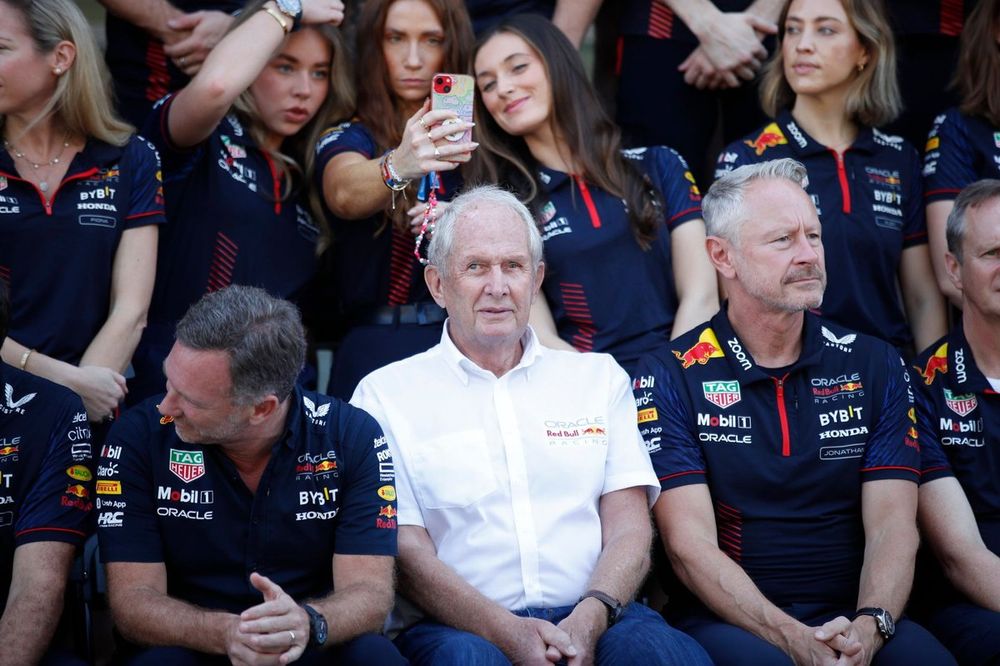 Foto da equipe Red Bull 2023, incluindo Christian Horner, chefe de equipe da Red Bull Racing, e Helmut Marko, consultor da Red Bull Racing