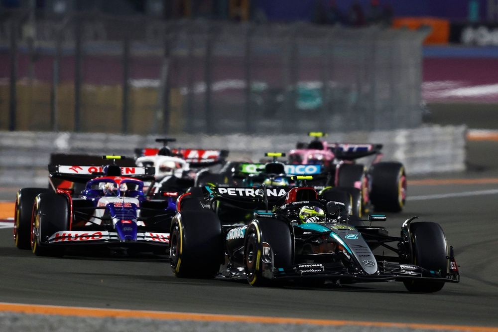 Lewis Hamilton, Mercedes F1 W15, Yuki Tsunoda, RB F1 Team VCARB 01 