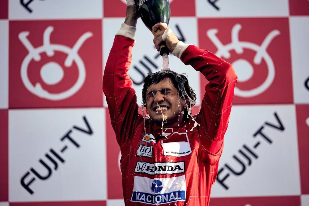 Gabriel Leone interpretando a Ayrton Senna en la serie de 'Netflix'