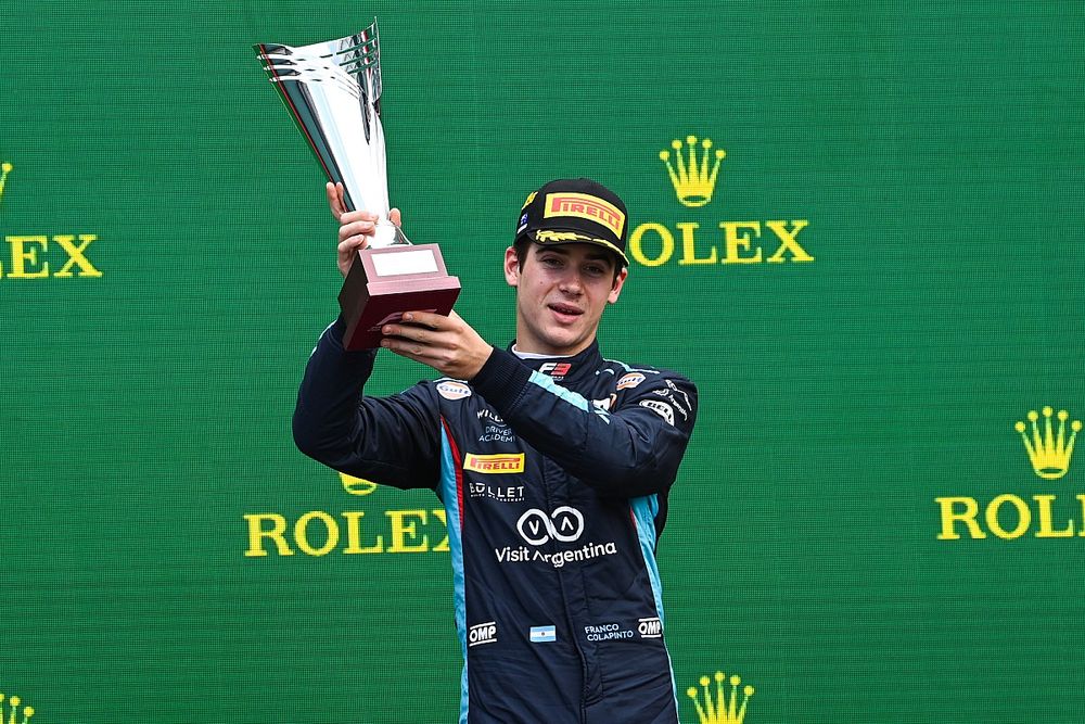 Franco Colapinto, MP Motorsport con el trofeo en el podio