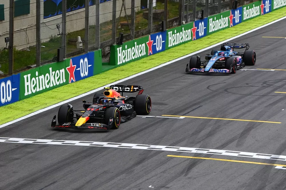 Sergio Perez, Red Bull Racing RB18, Fernando Alonso, Alpine A522