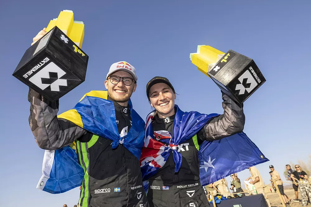 Kevin Hansen, Veloce Racing, y Molly Taylor, Veloce Racing, 1&ordf; posici&oacute;n, celebran con sus trofeos