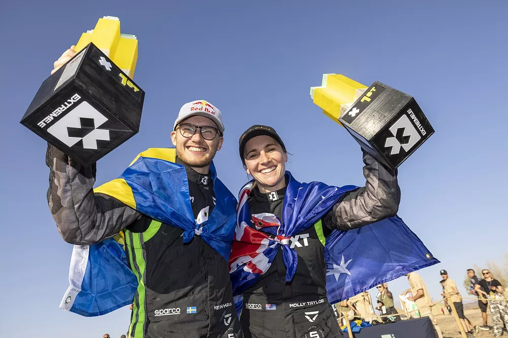 Kevin Hansen, Veloce Racing, and Molly Taylor, Veloce Racing, 1st position, celebrate with their trophies