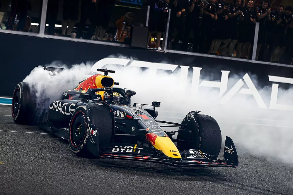 Max Verstappen, Red Bull Racing RB18, 1st position, performs donuts in celebration at the end of the race