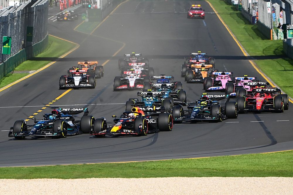 George Russell, Mercedes F1 W14, Max Verstappen, Red Bull Racing RB19, Lewis Hamilton, Mercedes F1 W14, the rest of the field at the start