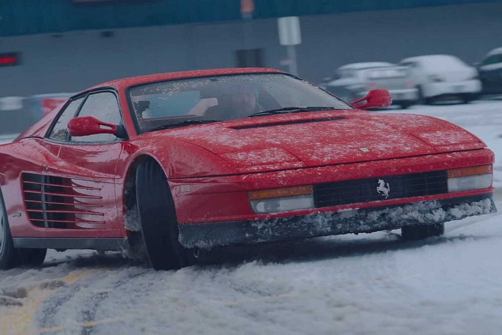 Szokatlan terepen is remekül szuperál a Ferrari Testarossa