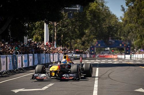 La F1ESTA empezó con retraso: multitudinario show de Pérez en Guadalajara