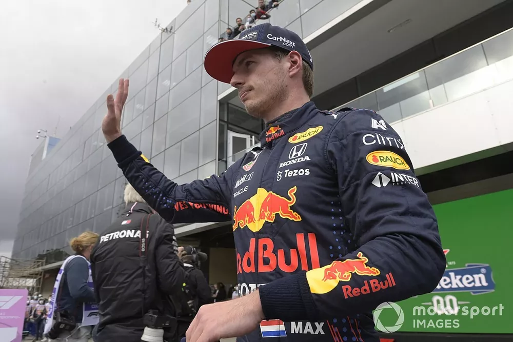Segundo puesto Max Verstappen, Red Bull Racing, saluda desde el Parc Ferme tras la clasificaci&oacute;n
