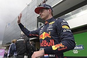 Verstappen puede ser sancionado por "chequear" el coche de Hamilton
