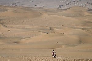 Dakar: az egyik főesélyes elbúcsúzott egy baleset után