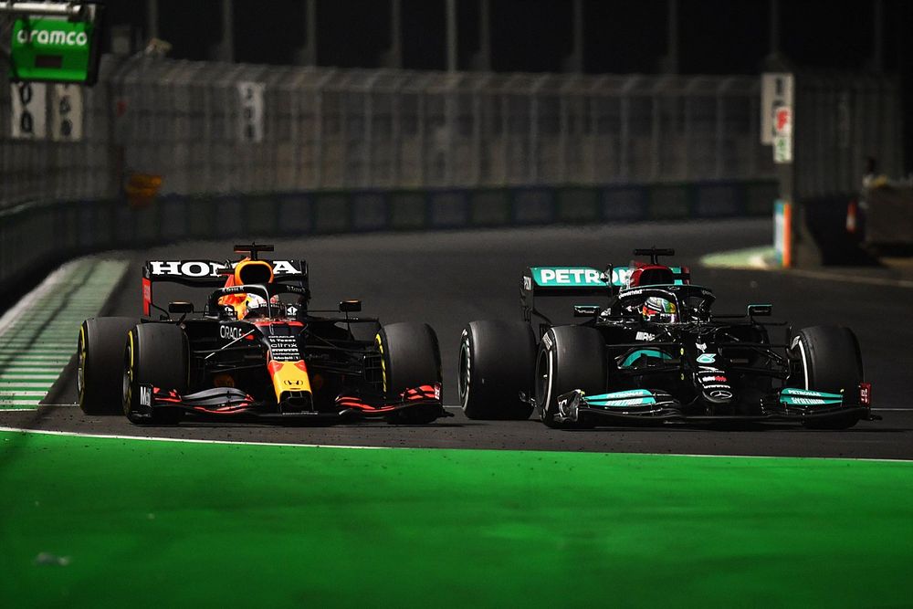 Hasil F1 GP Arab Saudi: Balapan Gila, Hamilton Asapi Verstappen