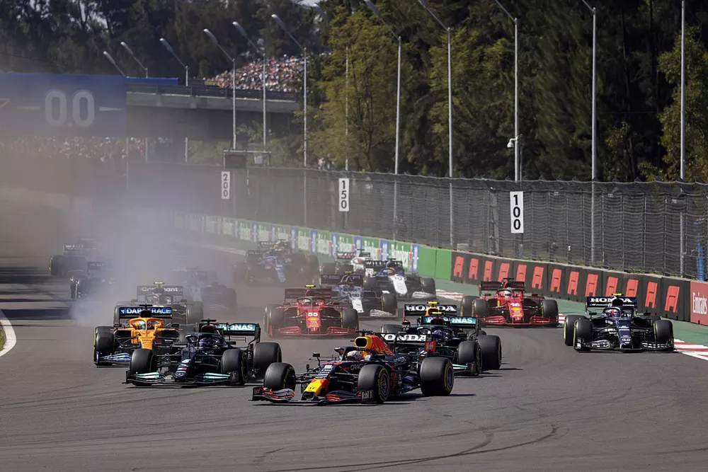 Max Verstappen, Red Bull Racing RB16B, Lewis Hamilton, Mercedes W12, Valtteri Bottas, Mercedes W12, Sergio P&eacute;rez, Red Bull Racing RB16B, y el resto de la parrilla de salida