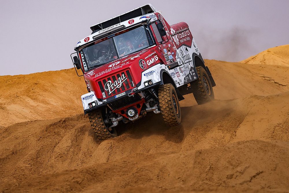Dakar | Camion, Tappa 10: Sotnikov "allunga", Loprais s'arrende