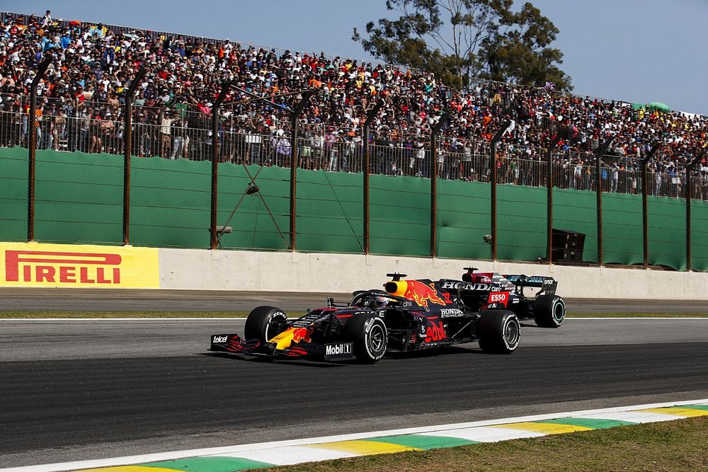 Max Verstappen, Red Bull Racing RB16B, e Lewis Hamilton, Mercedes W12