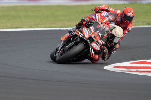 Rivola, de Aprilia: "El objetivo debe ser intentar batir a Márquez"