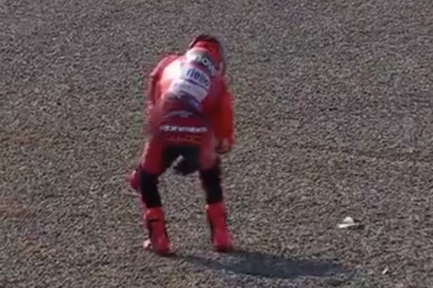 Vídeo: Bezzecchi se lleva por delante a Márquez al inicio de la carrera 