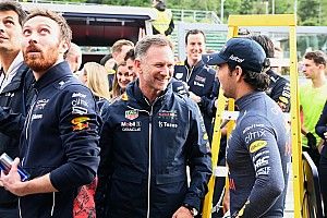Horner a Ferrari mellett a Mercedest is kritizálta: elvették Hamilton győzelmi esélyét