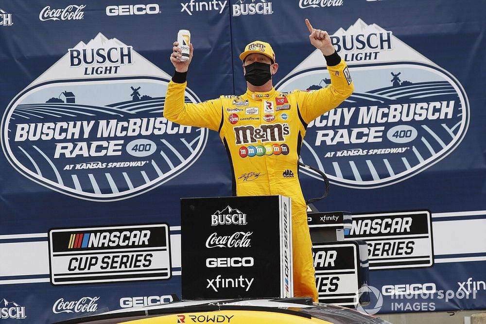 Kyle Busch gana en Kansas en su cumpleaños y Suárez cerca del top 10
