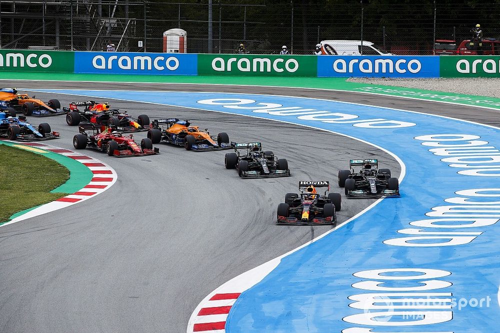 Hamilton: Gaf Verstappen bewust veel ruimte in eerste bocht