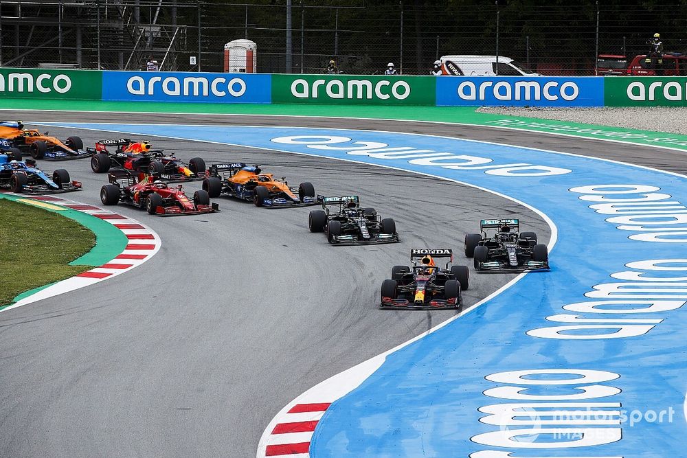 Max Verstappen, Red Bull Racing RB16B, Lewis Hamilton, Mercedes W12, Valtteri Bottas, Mercedes W12, Daniel Ricciardo, McLaren MCL35M, Charles Leclerc, Ferrari SF21, et le reste du peloton lors du premier tour