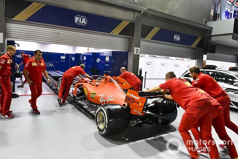 La Ferrari SF90 est pouss&eacute;e vers le contr&ocirc;le technique par les m&eacute;caniciens