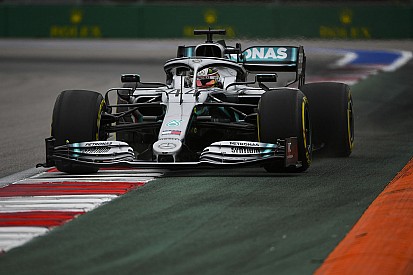 Vídeo: Hamilton casi se llevó puesto a Albon