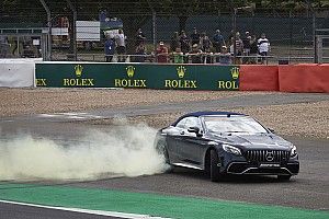 VÍDEO: Hamilton leva Frank Williams para volta rápida em Silverstone