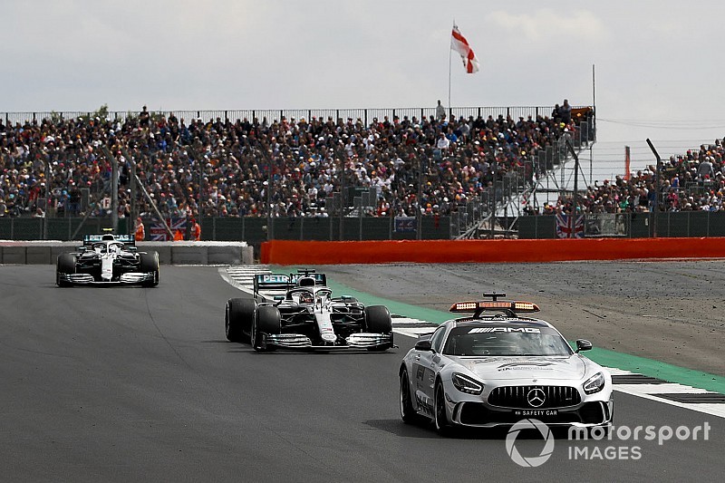 Hamilton szenzációs előzése, majd Bottas visszavág: videó