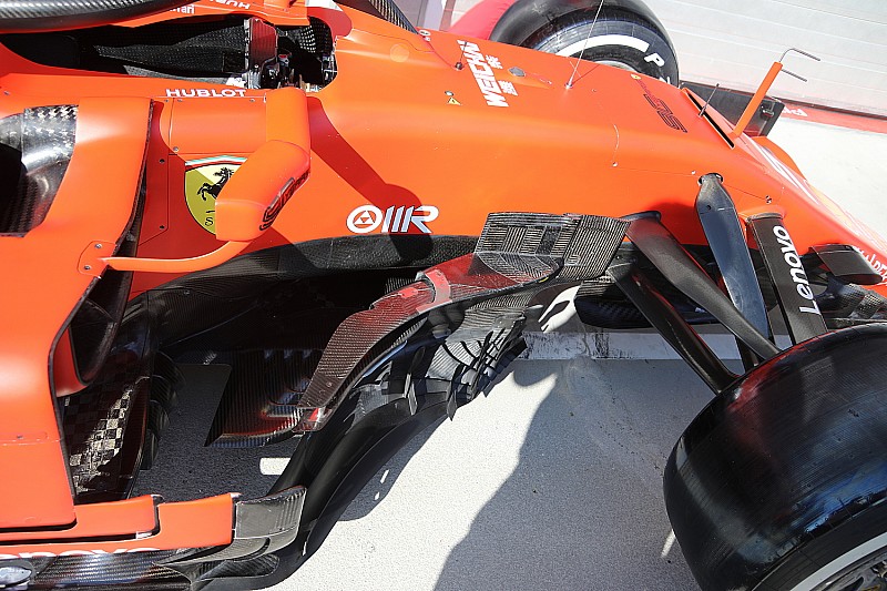 Технический брифинг: Ferrari дополнила боковые дефлекторы «бумерангами»