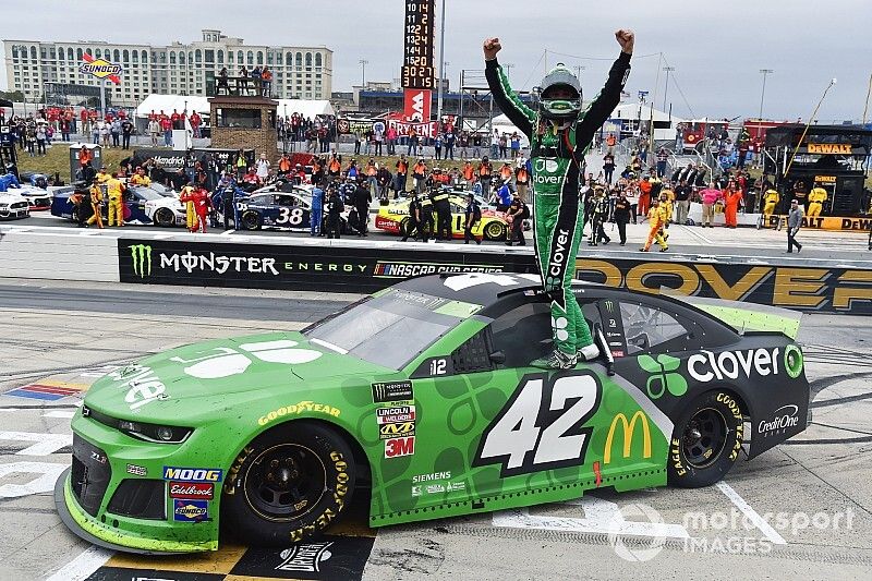 Kyle Larson ends 75-race winless streak with Dover victory
