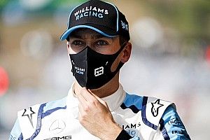 Alonso sonroja a Russell con sus elogios